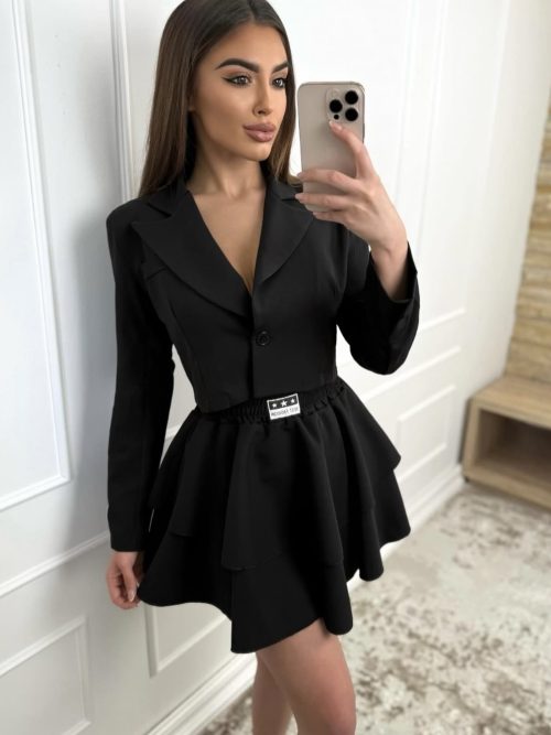 Elegantna črna blazer in krilo z volančki – sofisticiran videz